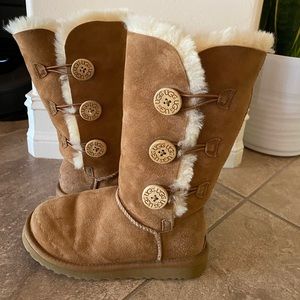 UGG Bailey Button Triplet II Size 5 Women's Boots - Chestnut Tan Sherpa Lining